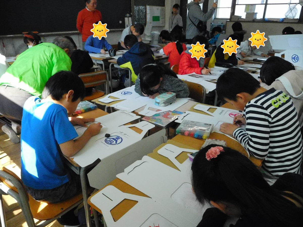 東山本小学校で紙燈籠製作体験を行いました